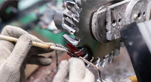 ひとつひとつ、職人の手で…